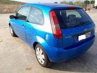 Usado Ford Fiesta Trend 68 CV (50 kW) 2004 Azul Utilitario