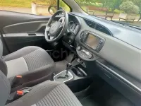 Usado Toyota Yaris Hybrid Active 100 CV (73 kW) 2019 Gris / plata Berlina