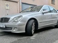Usado Mercedes C200 Elegance 122 CV (89 kW) 2005 Gris / plata Berlina