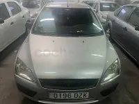 Usado Ford Focus Ghia 115 CV (84 kW) 2006 Gris / plata Berlina