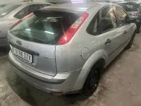 Usado Ford Focus Ghia 115 CV (84 kW) 2006 Gris / plata Berlina