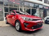 Usado Kia Rio 84 CV (61 kW) 2023 Rojo Berlina