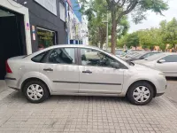 Usado Ford Focus Trend 100 CV (73 kW) 2006 Gris / plata Berlina