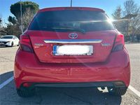 Usado Toyota Yaris Active 99 CV (72 kW) 2015 Rojo Utilitario