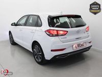 Usado Hyundai i30 110 CV (80 kW) 2021 Blanco Berlina