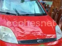 Usado Ford Fiesta 80 CV (58 kW) 2005 Rojo Utilitario