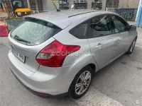 Usado Ford Focus Trend 95 CV (69 kW) 2011 Gris / plata Berlina