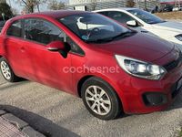 Usado Kia Rio 85 CV (62 kW) 2013 Rojo Berlina