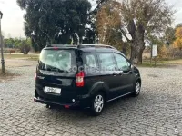 Usado Ford Tourneo Courier Trend 95 CV (69 kW) 2016 Negro Monovolumen