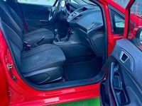 Usado Ford Fiesta Titanium 100 CV (73 kW) 2013 Rojo Utilitario