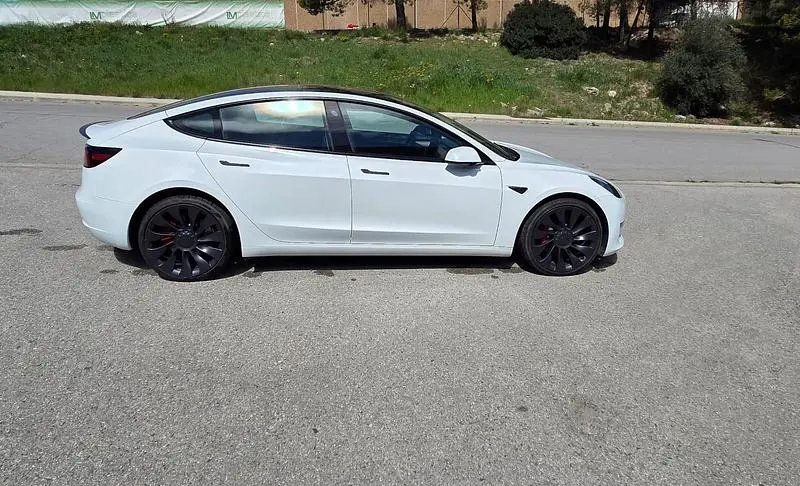 Używany Tesla Model 3 Performance 377 kW (513 KM) 2023 Biały Sedan/Limuzyna