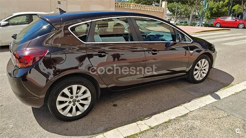 Usado Opel Astra Excellence 110 CV (80 kW) 2012 Marrón Berlina