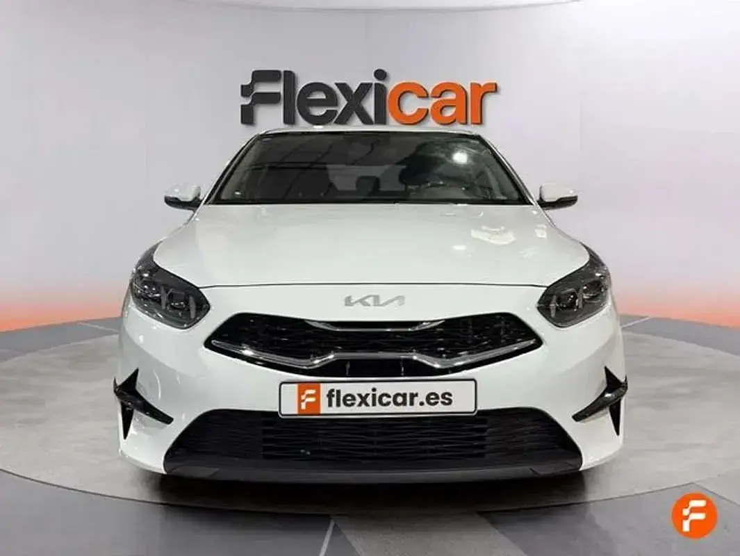 Begagnad Kia Ceed 101 HK (74 kW) 2023 Vit Halvkombi