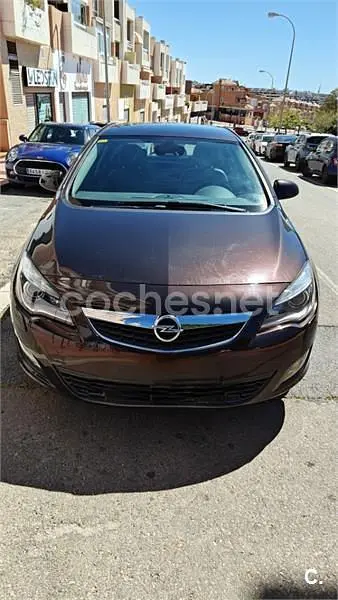 Usado Opel Astra Excellence 110 CV (80 kW) 2012 Marrón Berlina