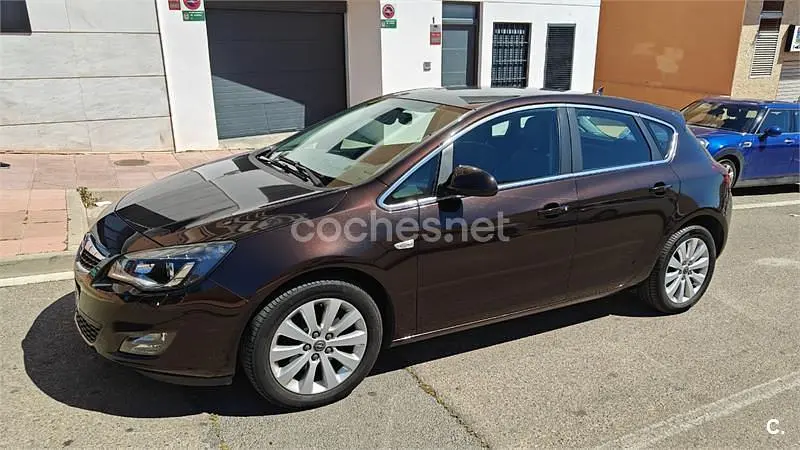 Usado Opel Astra Excellence 110 CV (80 kW) 2012 Marrón Berlina