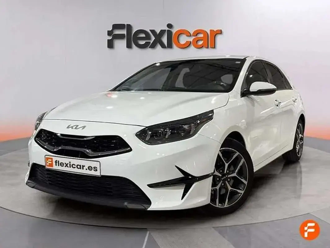Begagnad Kia Ceed 101 HK (74 kW) 2023 Vit Halvkombi