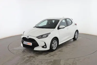 Używany Toyota Yaris Hybrid Active 116 KM (85 kW) 2022 Biały Sedan/Limuzyna