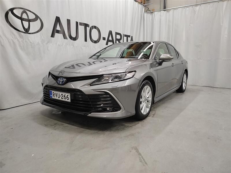 Harmaa Käytetty 2024 Toyota Camry Active Sedan | 37 900 € (Hieman kallis) - Kuva 1/4