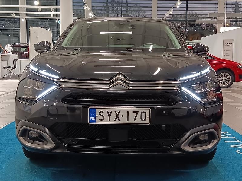 Käytetty Citroën C4 PureTech 131 HP (96 kW) 2021 Musta Viistoperä