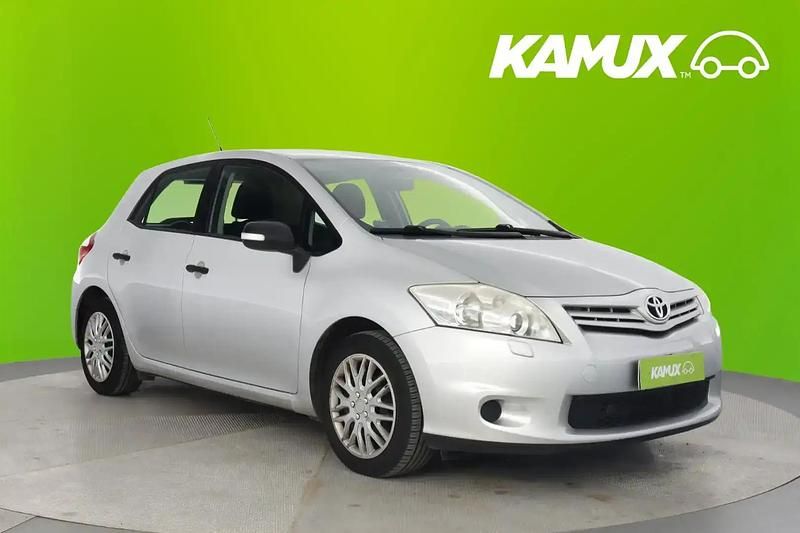 Hopea / harmaa Käytetty 2010 Toyota Auris Terra Sedan | 5 890 € (Perustarjous) - Kuva 1/4