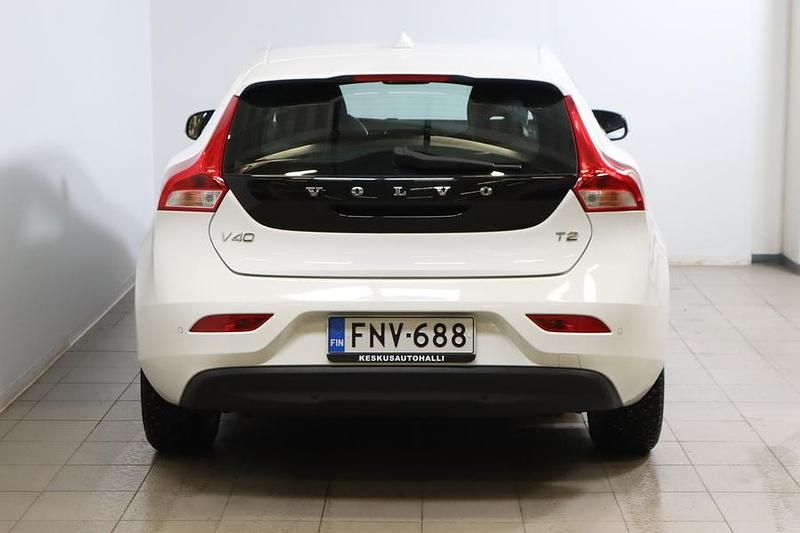 Käytetty Volvo V40 Dynamic 122 HP (89 kW) 2019 Valkoinen Viistoperä
