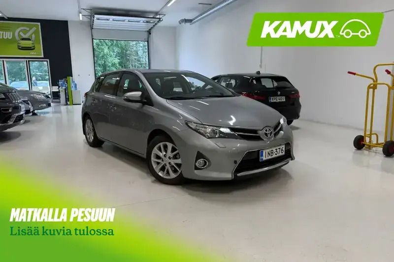 Hopea / harmaa Käytetty 2014 Toyota Auris Multidrive S Sedan | 14 990 € (Perustarjous) - Kuva 1/4