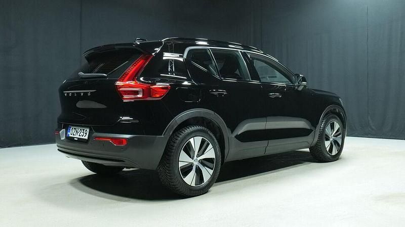 Käytetty Volvo XC40 Plus 211 HP (155 kW) 2023 Musta Katumaasturi