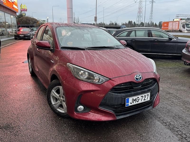 Punainen Käytetty 2021 Toyota Yaris Hybrid Active Viistoperä | 18 900 € (Perustarjous) - Kuva 1/4