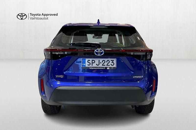 Käytetty Toyota Yaris Cross Active 116 HP (85 kW) 2023 1l0 silver metallic Katumaasturi