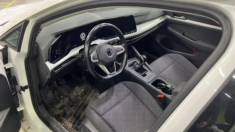 Käytetty VW Golf VIII Comfortline 110 HP (80 kW) 2021 Valkoinen Farmari