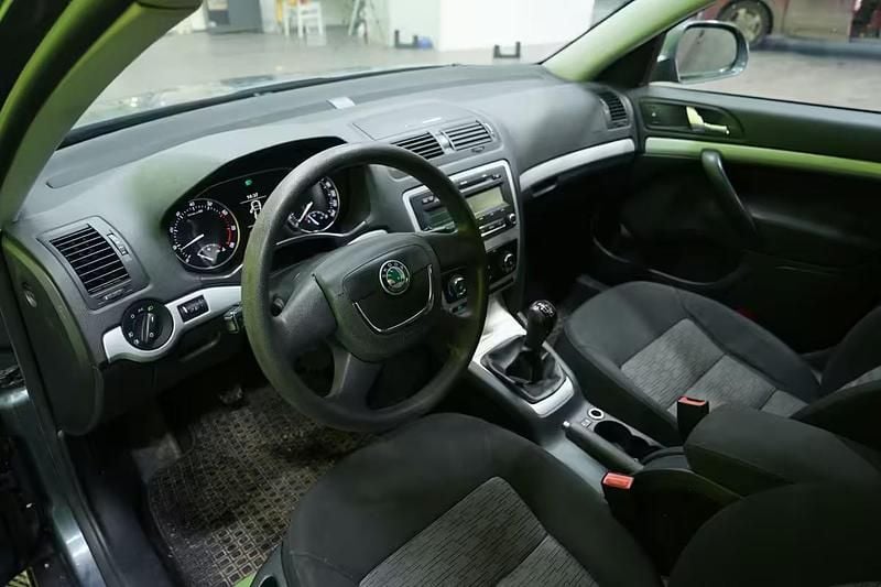 Käytetty Skoda Octavia LAURIN & KLEMENT 180 HP (132 kW) 2010 Musta Farmari