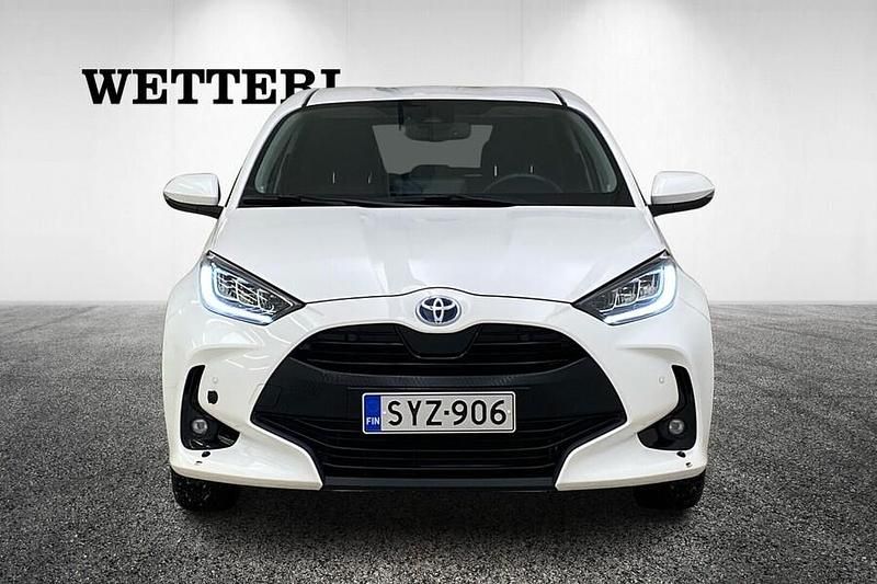Käytetty Toyota Yaris Hybrid Style 116 HP (85 kW) 2021 Valkoinen Viistoperä