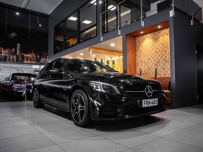 Musta Käytetty 2021 Mercedes C300e AMG Farmari | 26 490 € (Perustarjous) - Kuva 1/4