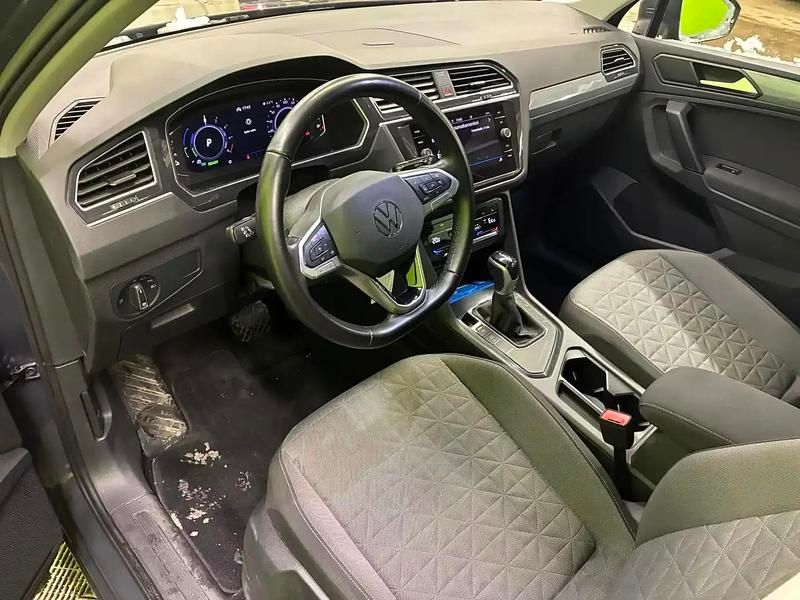 Käytetty VW Tiguan 245 HP (180 kW) 2021 Hopea / harmaa Katumaasturi