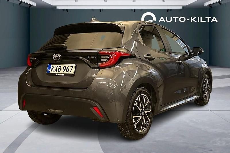 Käytetty Toyota Yaris Hybrid Style 116 HP (85 kW) 2025 Met. harmaa Viistoperä