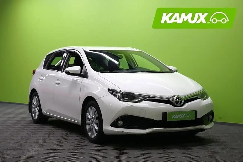 Valkoinen Käytetty 2015 Toyota Auris Active Sedan | 8 290 € (Perustarjous) - Kuva 1/4