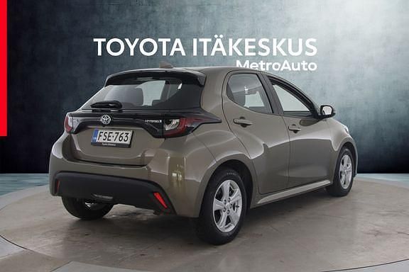 Käytetty Toyota Yaris Active 114 HP (83 kW) 2024 Ruskea (beige) Viistoperä
