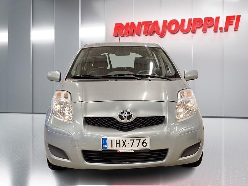 Käytetty Toyota Yaris Sol 101 HP (74 kW) 2009 Hopea Viistoperä