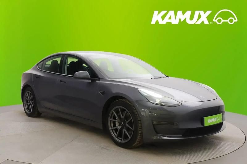 Hopea / harmaa Käytetty 2022 Tesla Model 3 Sedan | 30 990 € (Perustarjous) - Kuva 1/4