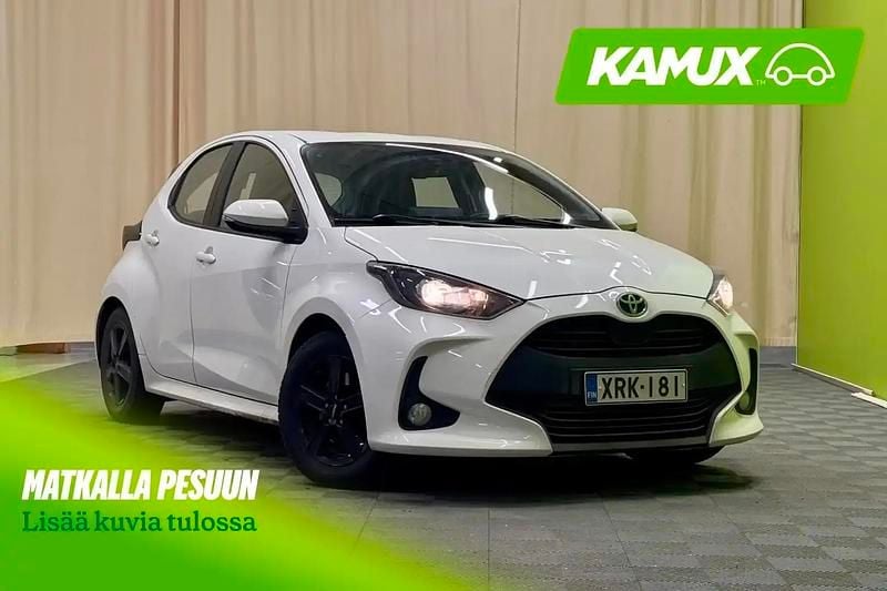 Käytetty Toyota Yaris Hybrid Active 116 HP (85 kW) 2022 Valkoinen Sedan