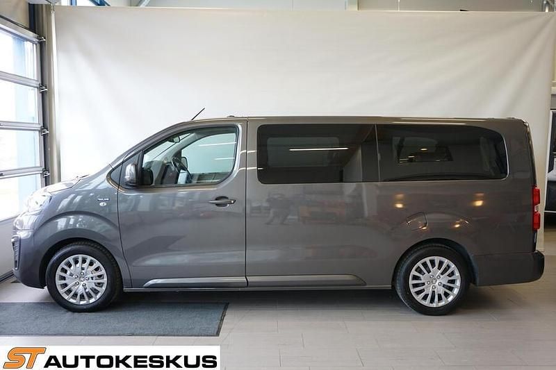 Harmaa Käytetty 2021 Peugeot Traveller Van | 19 900 € - Kuva 1/4