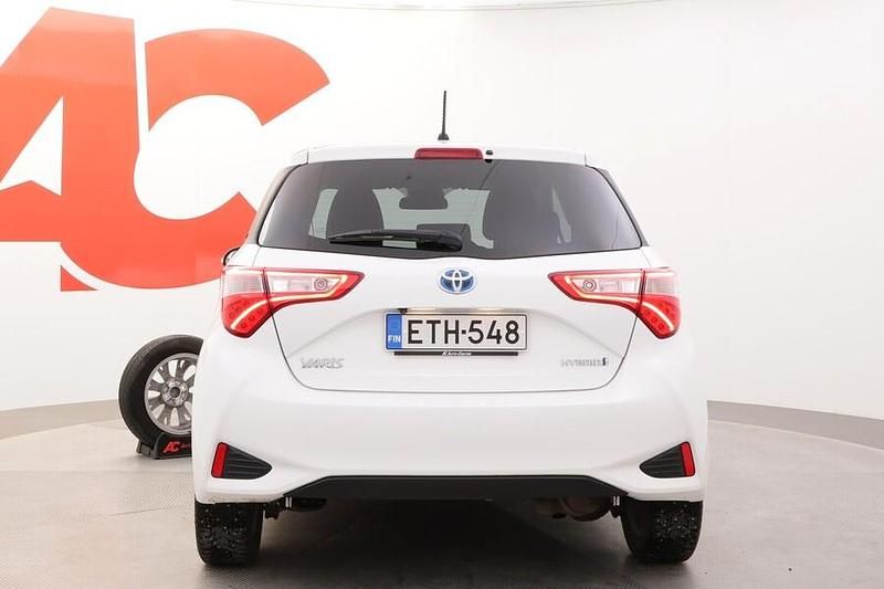 Käytetty Toyota Yaris Hybrid Edition 101 HP (74 kW) 2019 Valkoinen Viistoperä