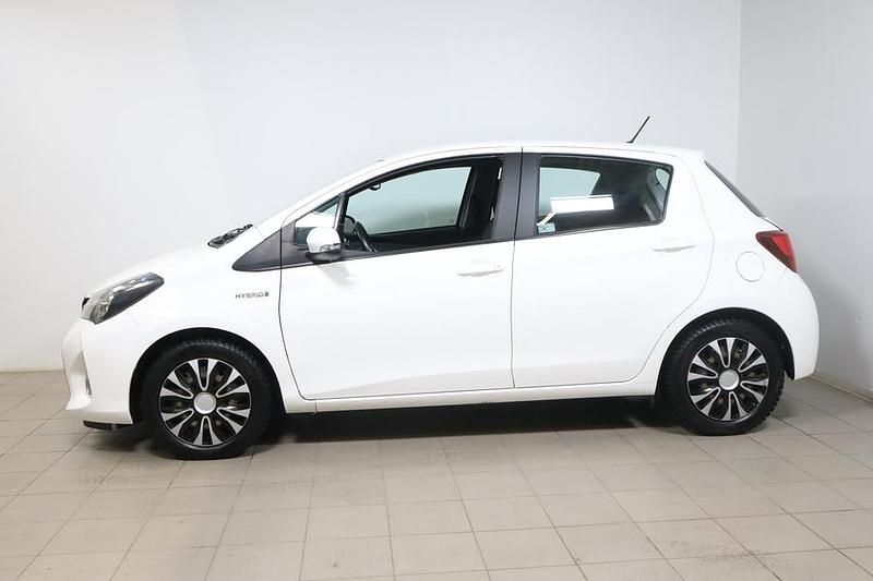 Käytetty Toyota Yaris Hybrid Active 73 HP (53 kW) 2016 Valkoinen Viistoperä