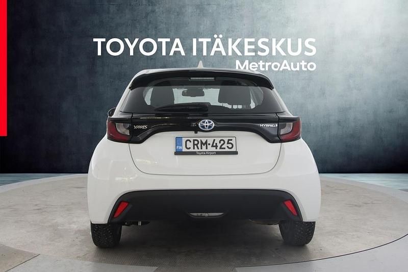 Käytetty Toyota Yaris Hybrid Active 116 HP (85 kW) 2023 Valkoinen Viistoperä