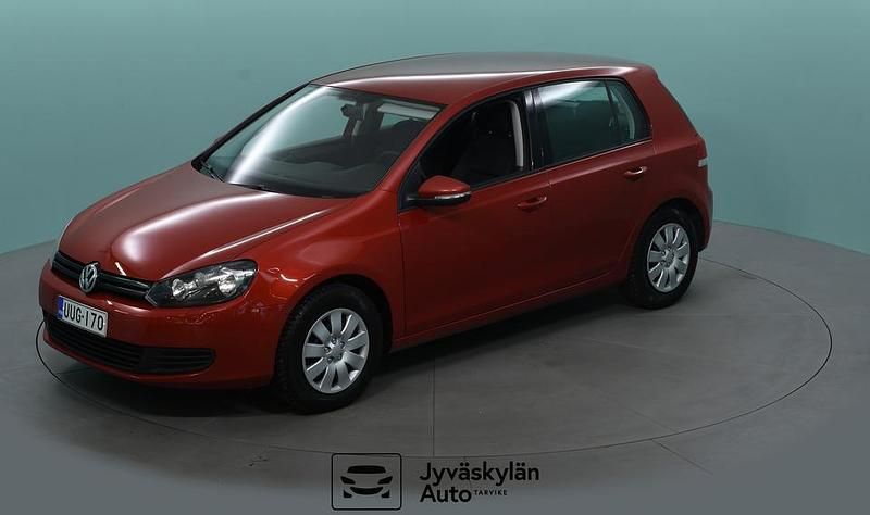 Käytetty VW Golf VII Trendline 105 HP (77 kW) 2012 Punainen Viistoperä
