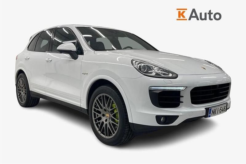 Käytetty Porsche Cayenne S E-Hybrid Platinum Edition 333 HP (244 kW) 2017 Katumaasturi