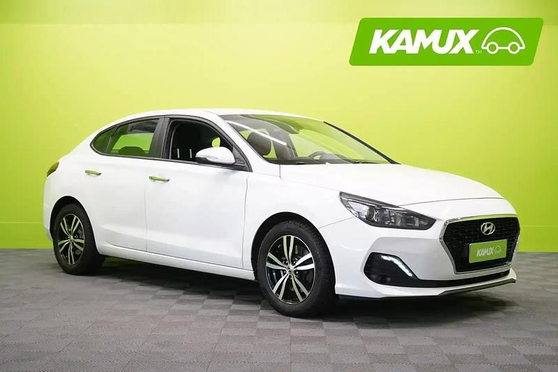 Valkoinen Käytetty 2018 Hyundai i30 Comfort Sedan | 15 890 € (Perustarjous) - Kuva 1/4
