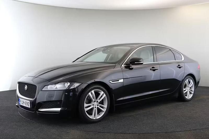 Musta Käytetty 2016 Jaguar XF Prestige Sedan | 12 900 € - Kuva 1/4