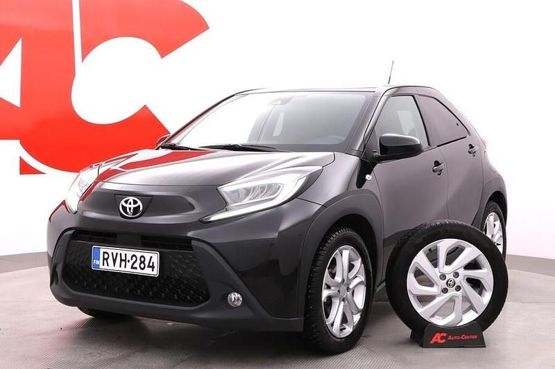 Musta Käytetty 2023 Toyota Aygo X Multidrive S Katumaasturi | 16 490 € (Perustarjous) - Kuva 1/4
