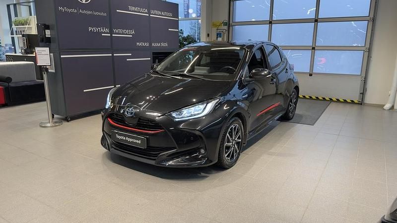 Musta Käytetty 2021 Toyota Yaris Hybrid Style Viistoperä | 20 400 € (Perustarjous) - Kuva 1/4